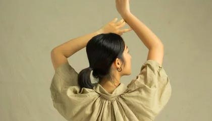 关于吃瓜入口的这组片段,热度不是重点,真正难受的是转折,前面越平静,后面那一下越显得扎实